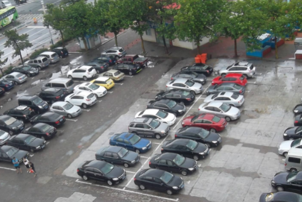 高速公路上的服務(wù)區(qū)、停車(chē)區(qū)與停車(chē)場(chǎng) 功能區(qū)別與選擇指南